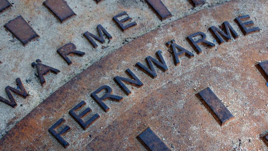 Gullideckel mit der Aufschrift Fernwärme